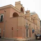 Tra questi un palazzo color rosa con annessa cappella che dal 1897 fino agli anni 50 ha ospitato un presepe monumentale un tempo famoso in tutta la citt�